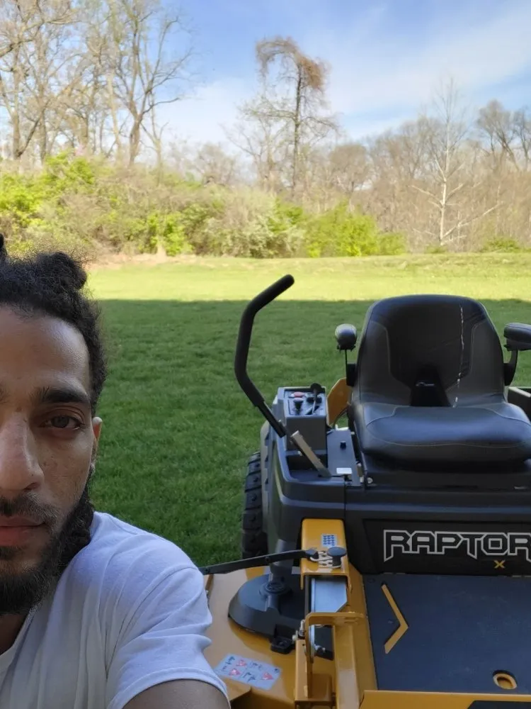 Trusted lawn mowing service in Florissant, MO - Lean Green