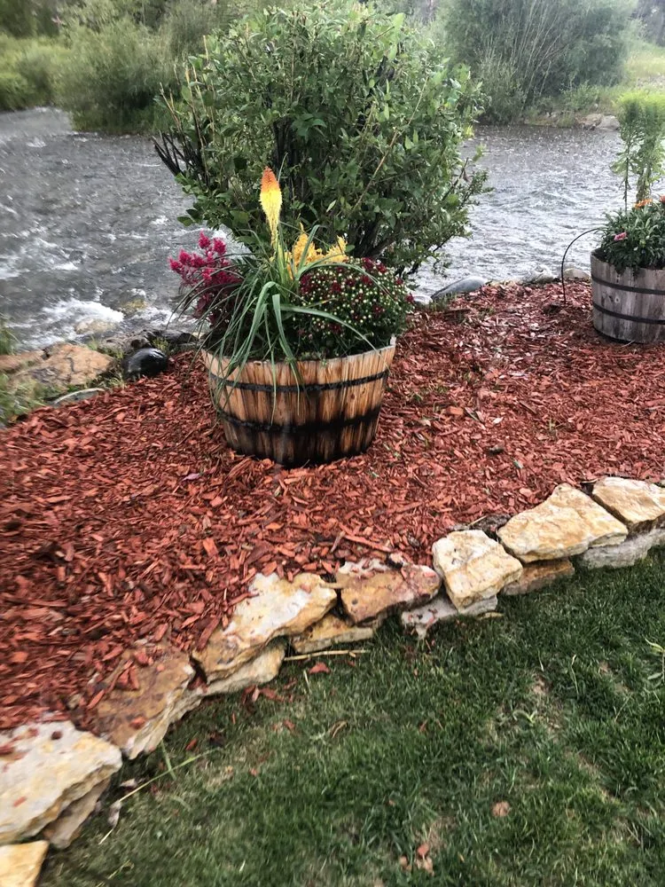 Custom garden landscaping experts serving Denver, CO - Leaves Landscaping