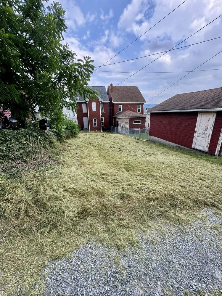 Custom lawn mowing service in Altoona, PA by Lee Lawncare