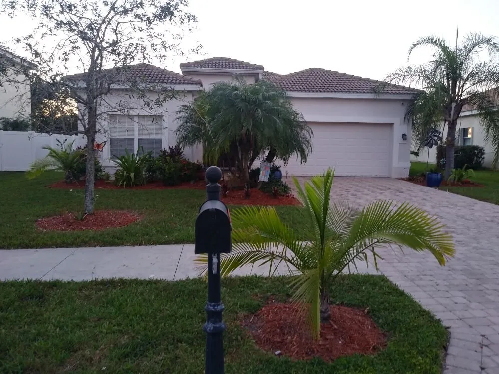 Top-rated yard cleanup service near you in Naples, FL by Lee The Lawn Man