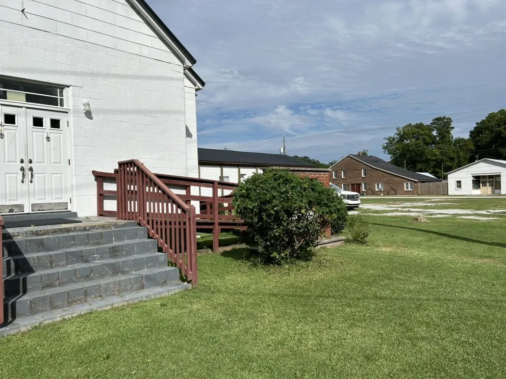 Professional yard cleanup service for residential properties in Cove City, NC by Leeks Lawn Care