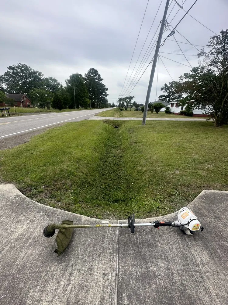 Custom yard maintenance in Elizabeth City, NC by Leels Lawn Care