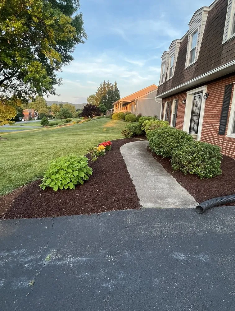 Custom lawn care service experts serving Montvale, VA - Lee’s Landscaping and Pressure Washing