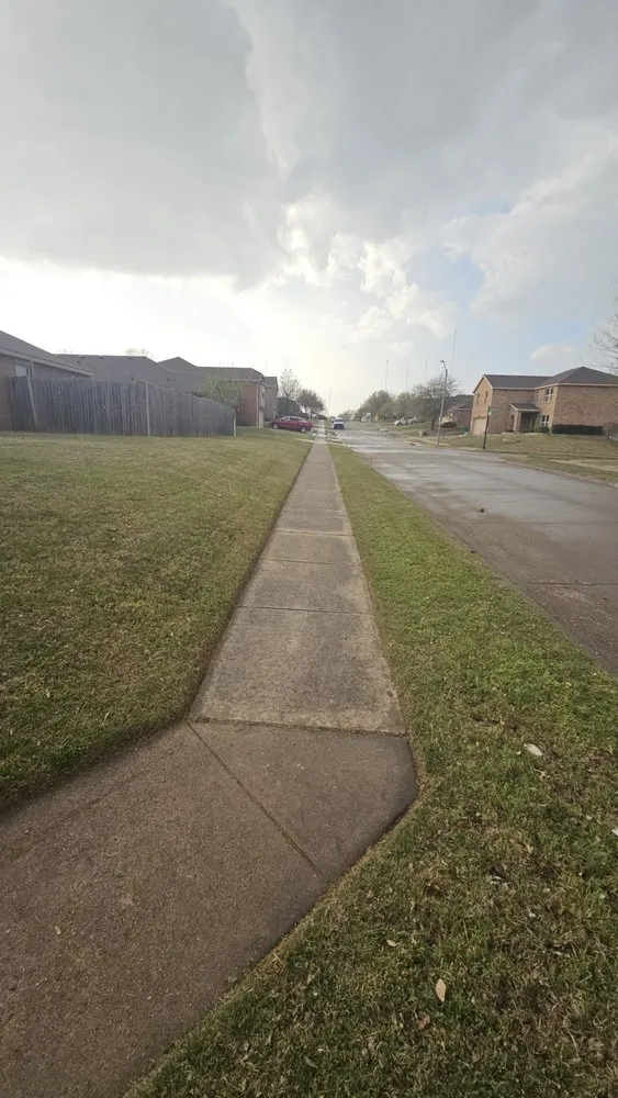 Professional outdoor landscaping for beautiful yards in Dallas, TX by Lee's Lawn