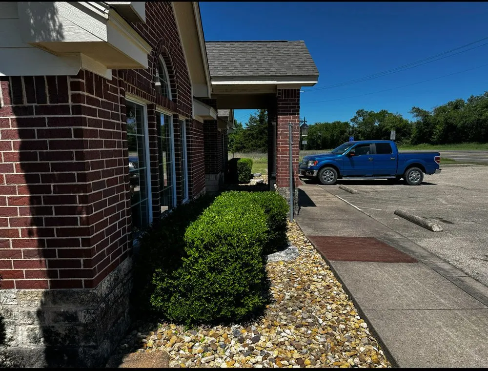 Expert yard maintenance with custom design in Groesbeck, TX by Lee’s Lawn Service