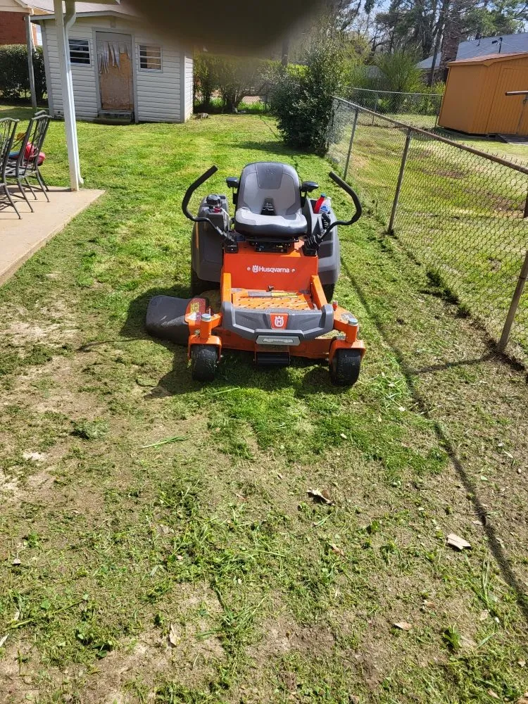 Custom lawn care service for year-round maintenance across Memphis, TN - Lee's Lawn Services