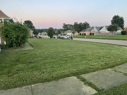 Lee's Lawn Services Logo