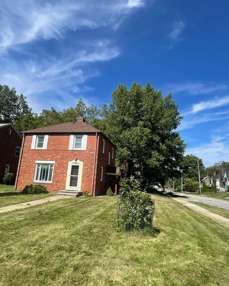 Top-rated lawn care service in Cleveland, OH by Lee’s Quality Work