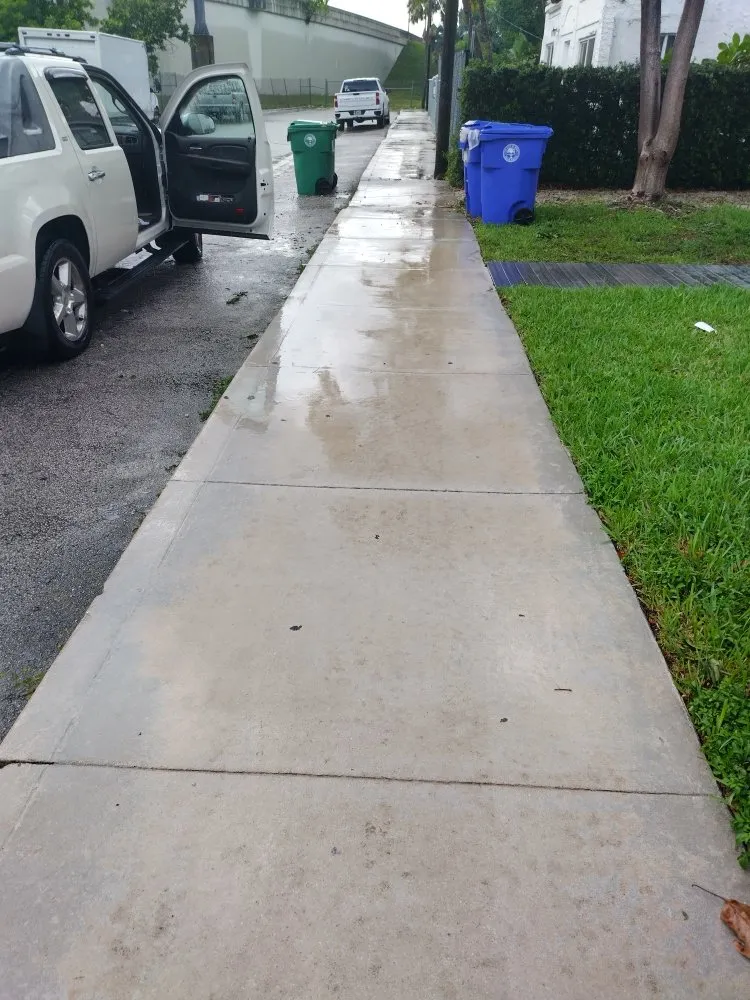 Affordable lawn care service for homes in Miami, FL by Legendary Lawn Care