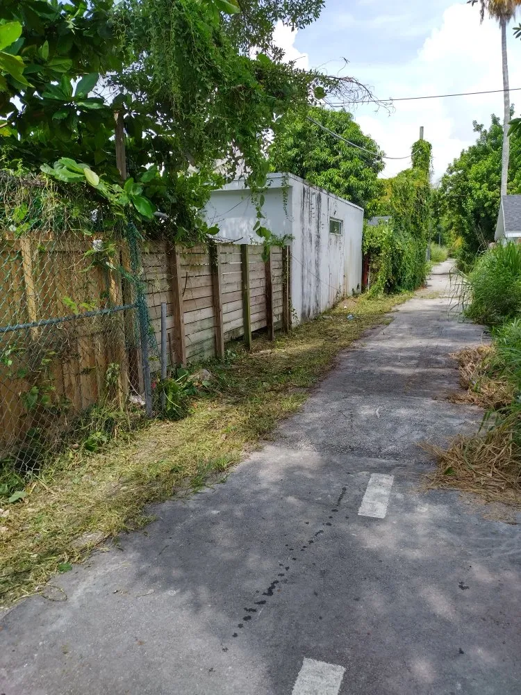 Top-rated yard cleanup service in Miami, FL - Legendary Lawn Care