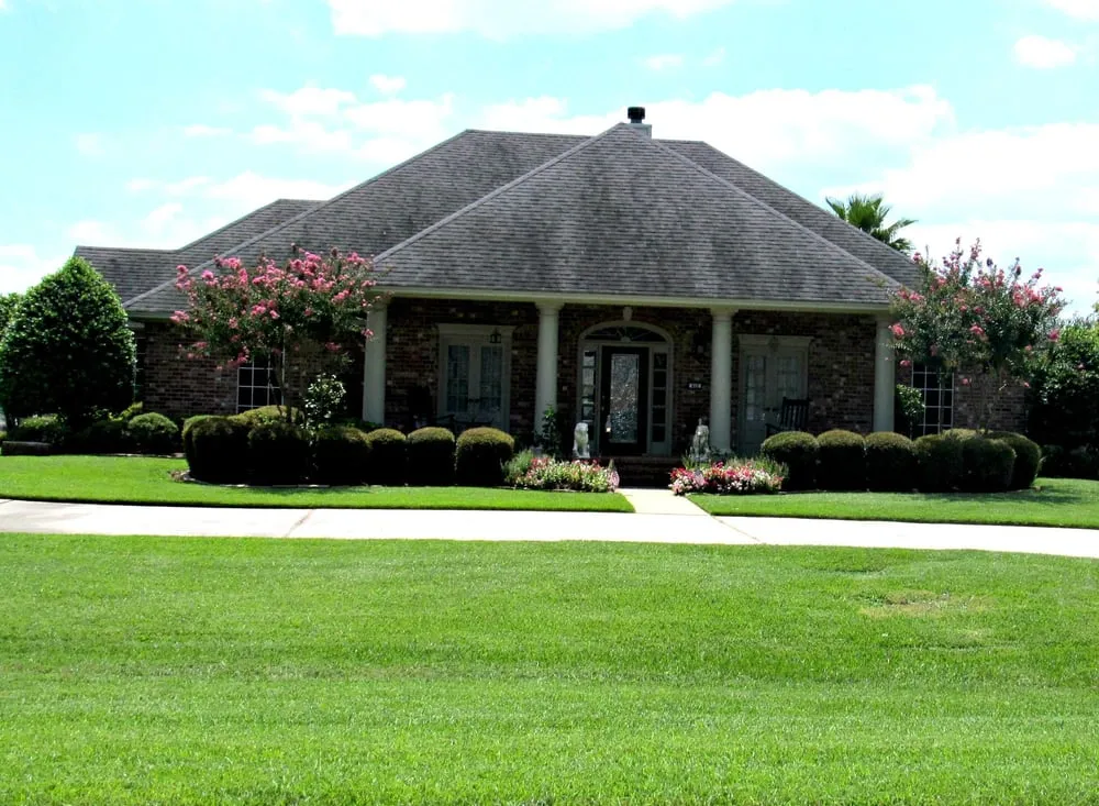 Custom yard maintenance in Benton, LA by Legendary Lawn Care Services
