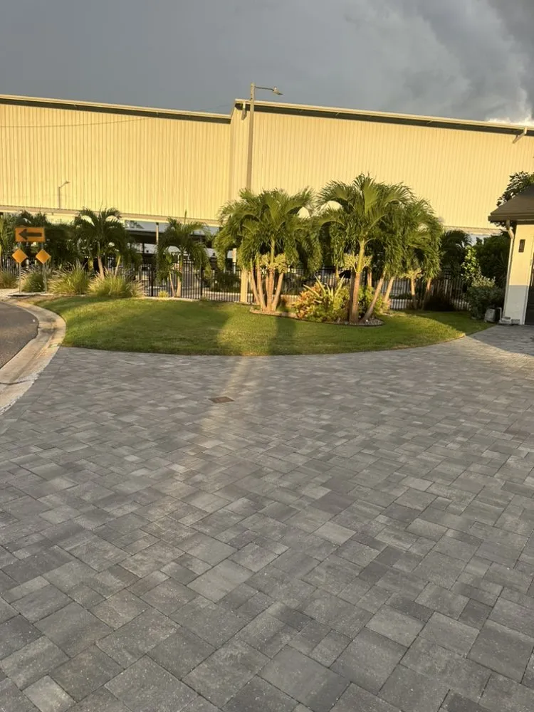 Custom garden landscaping for homes in Pinellas Park, FL by Leggios Lawn Care