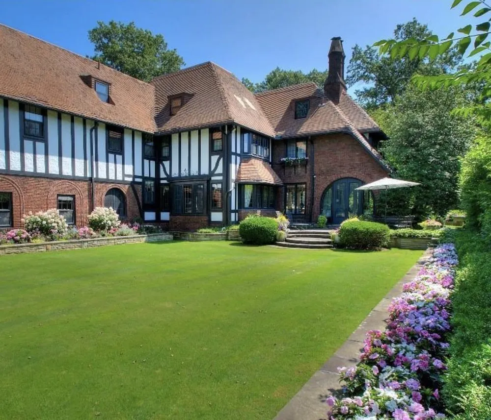 Expert landscape design for residential properties in Bratenahl, OH by Leibin Landscapes