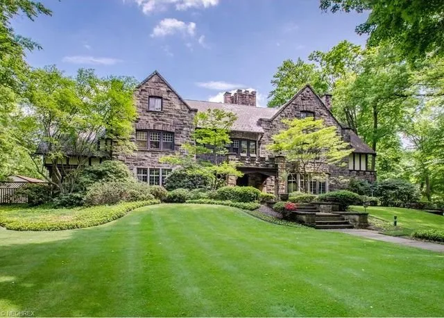 Trusted residential landscaping with custom design in Bratenahl, OH by Leibin Landscapes