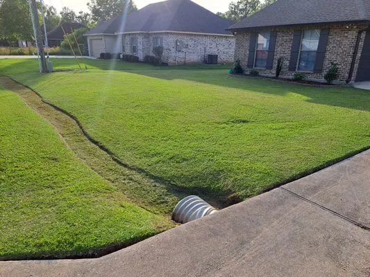 Leikers lawncare Logo