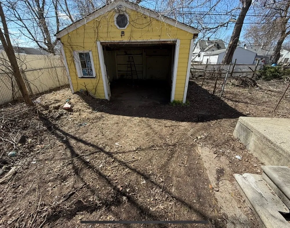 Expert outdoor landscaping in Allen Park, MI by Leisurely Lawns