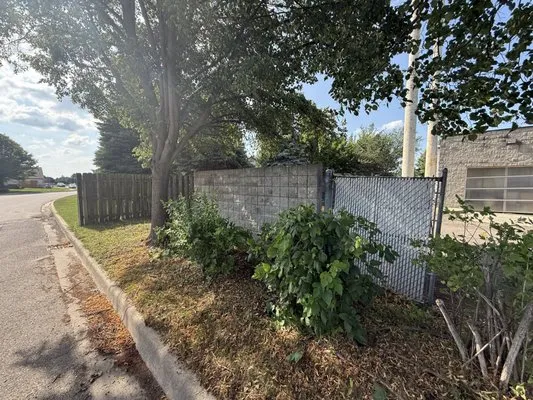 Leisurely Lawns Logo