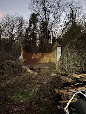 Lennon’s Junk Removal Logo