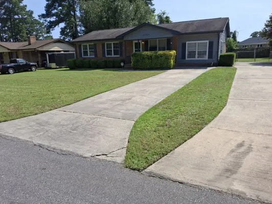 Lenny's Lawncare Logo