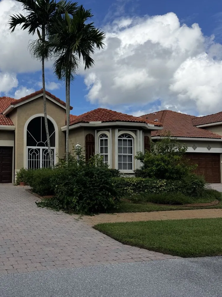 Reliable lawn care service for residential properties across Palm Beach, FL - Leon Lawn Services