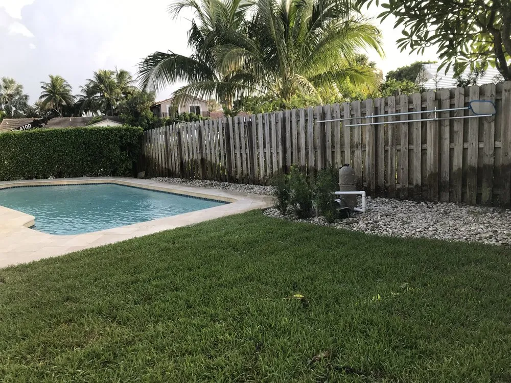 Affordable landscaping services in Palm Beach, FL by Leon Lawn Services