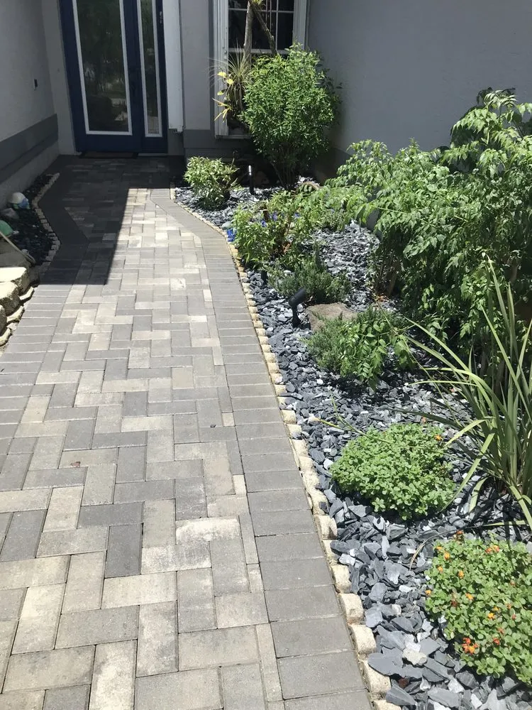 Professional landscaping services in Palm Beach, FL by Leon Lawn Services