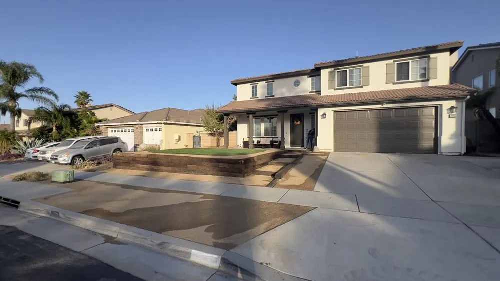 Affordable lawn mowing service in Santa Ana, CA by Leon