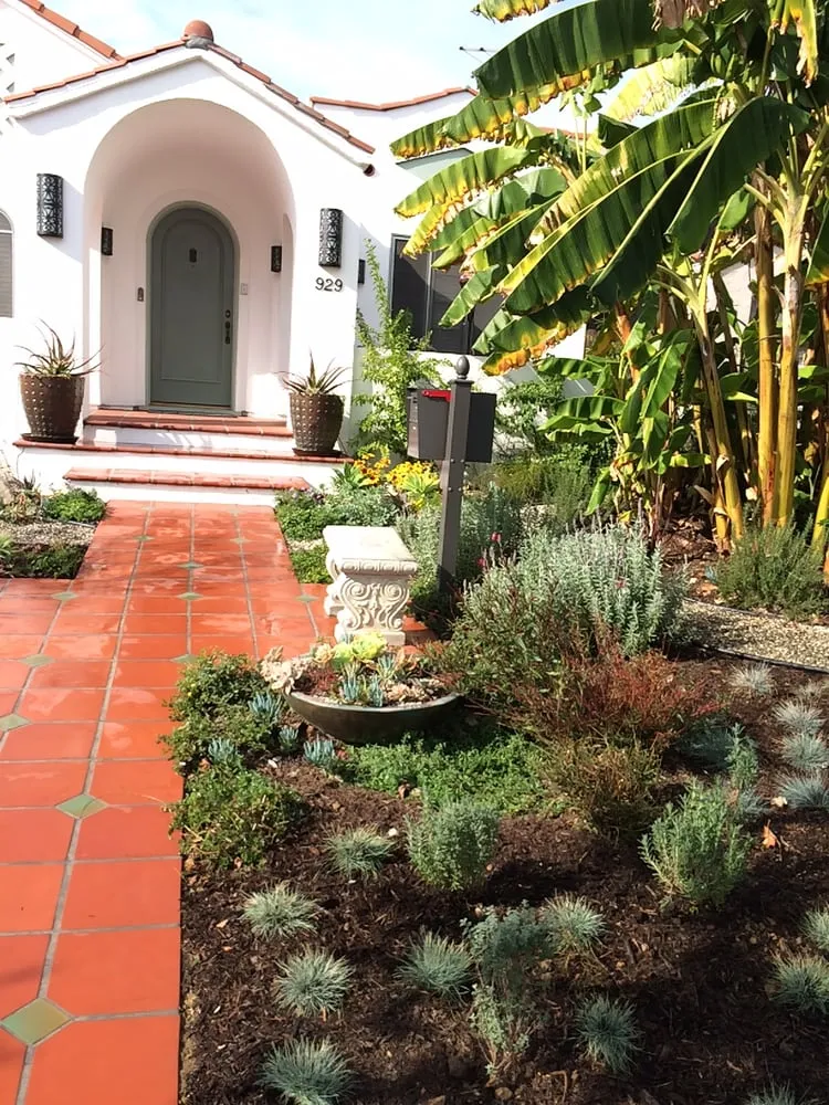 Custom garden landscaping for year-round maintenance across Los Angeles, CA - Leonardo Chalupowicz Studio