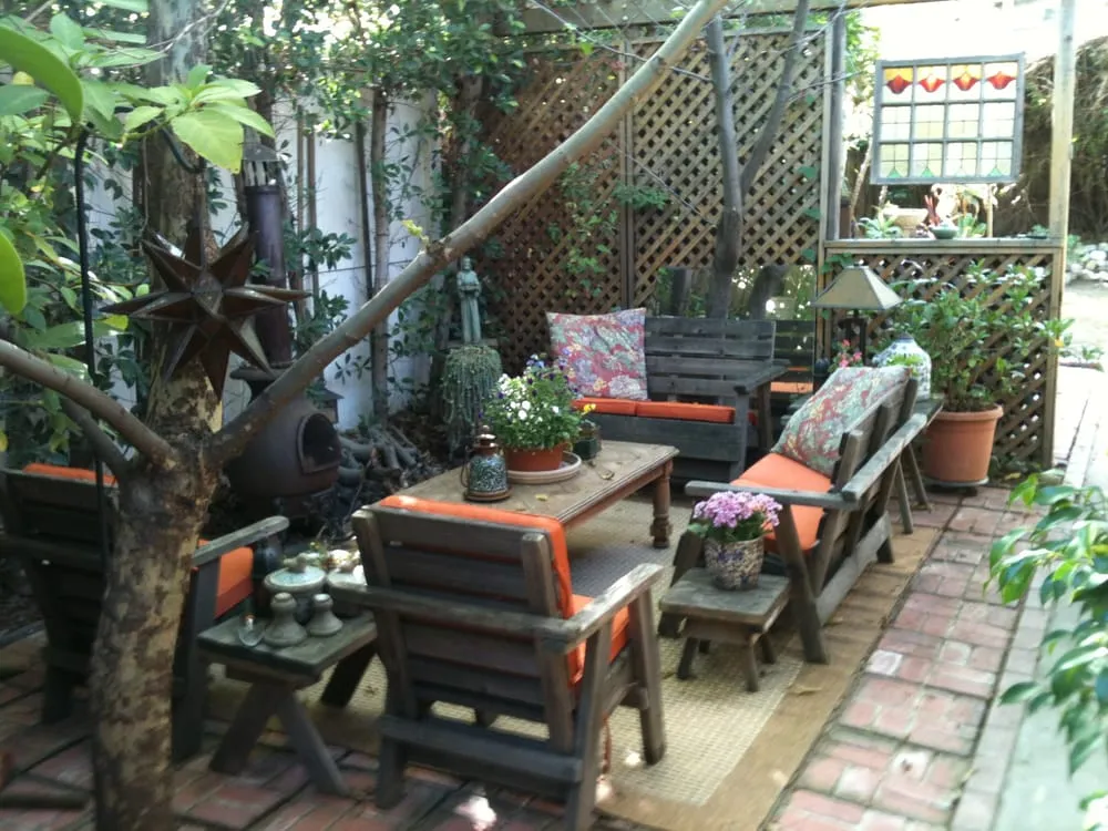 Custom outdoor landscaping experts serving Los Angeles, CA - Leonardo Chalupowicz Studio