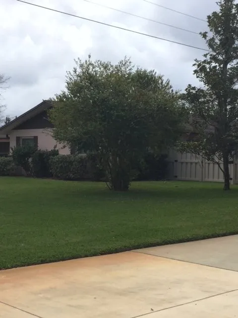 Trusted yard maintenance in Deltona, FL by Leon's Landscaping Services