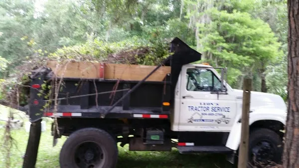 Leons Lawn and Tractor Service Logo