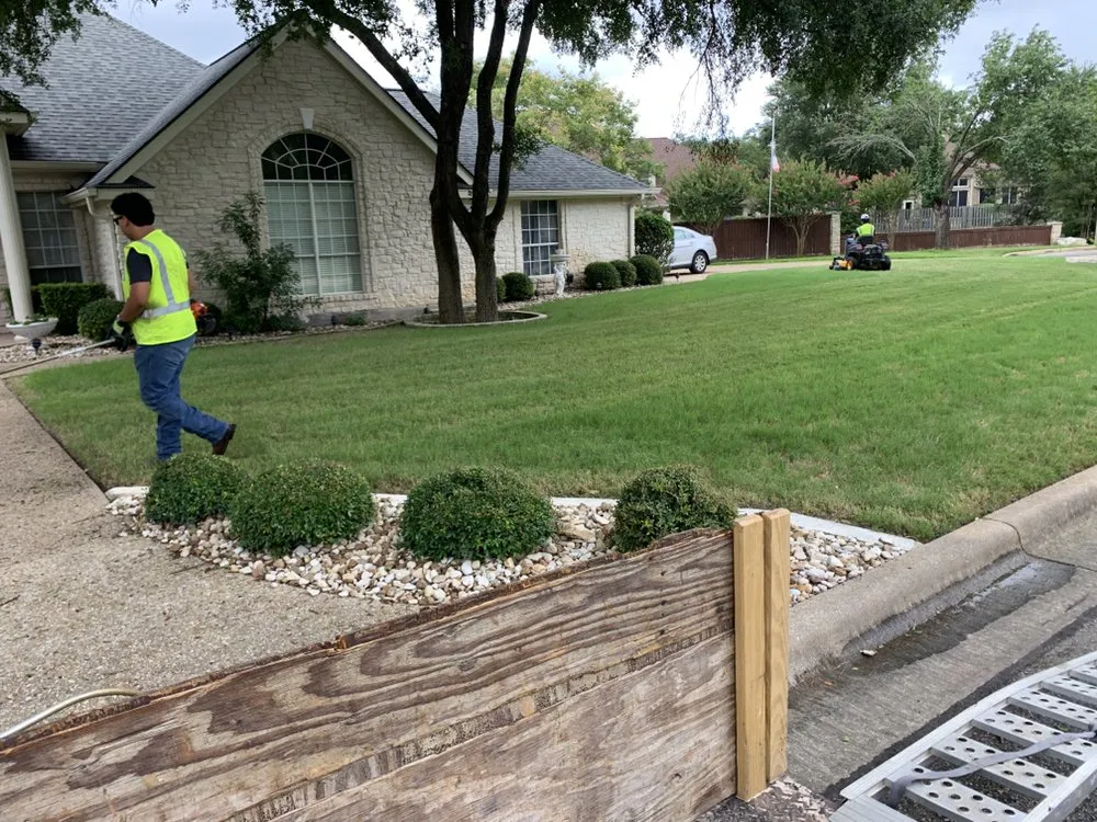 Trusted lawn mowing service in Georgetown, TX - Leon’s lawn services
