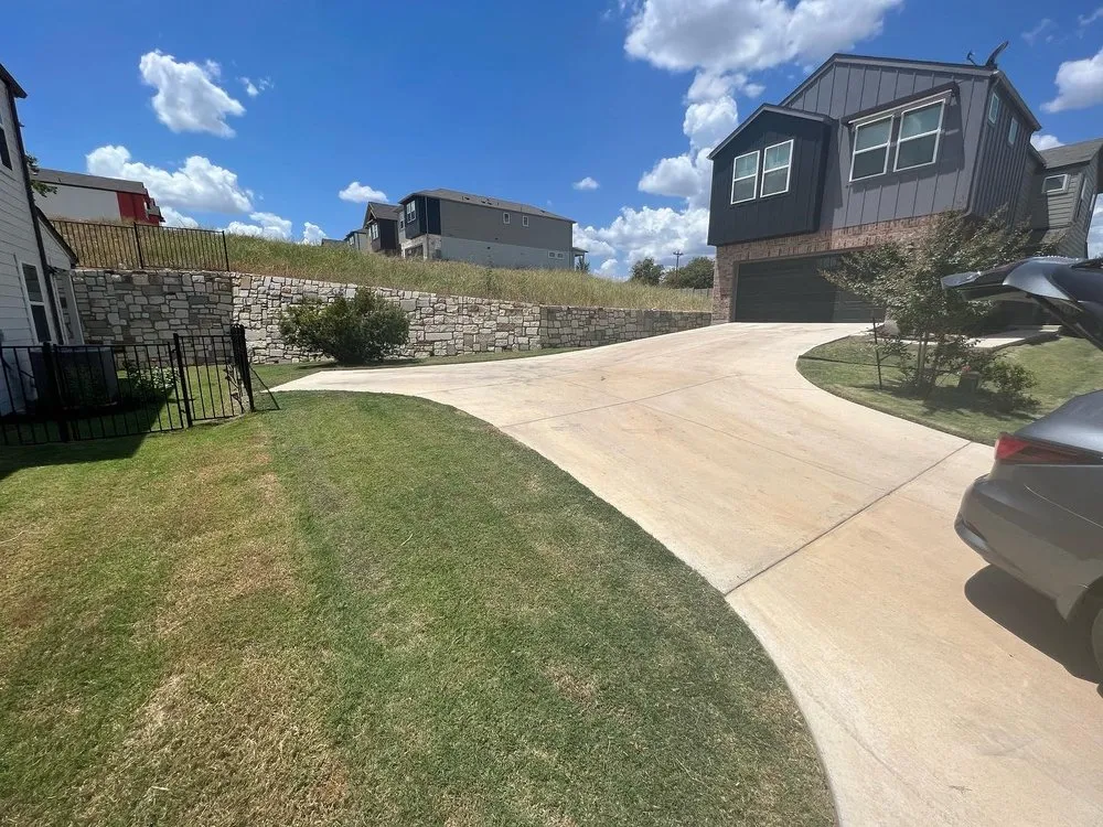 Expert lawn mowing service in Austin, TX by Leon’s Lawns