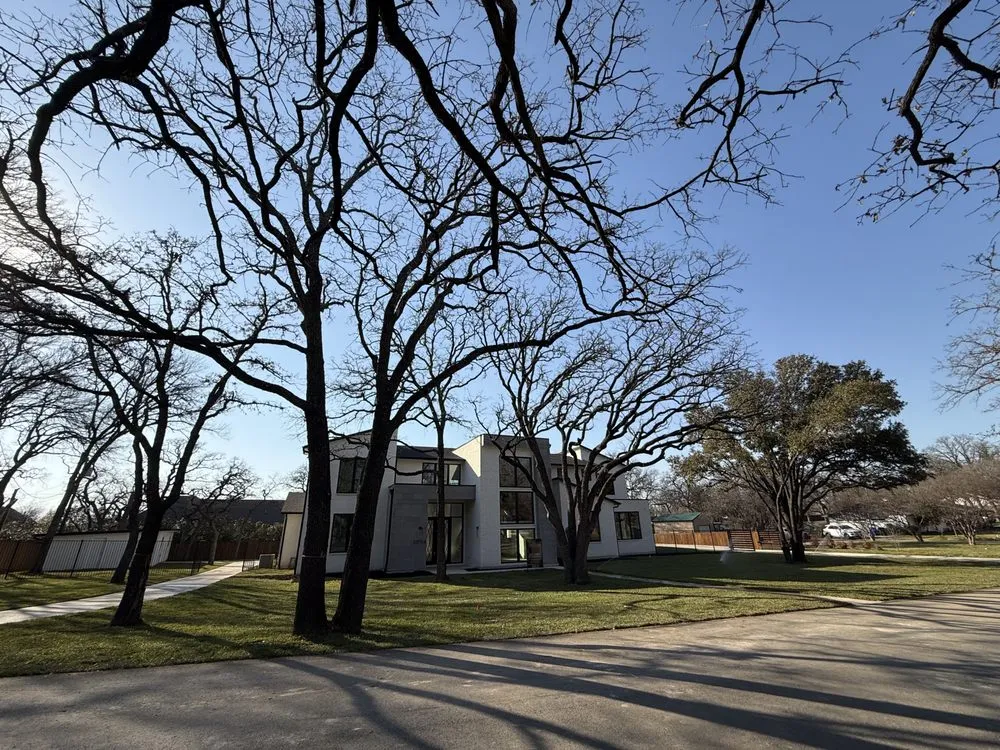 Affordable lawn mowing service in Bedford, TX - Leo’s Landscape & Tree Service