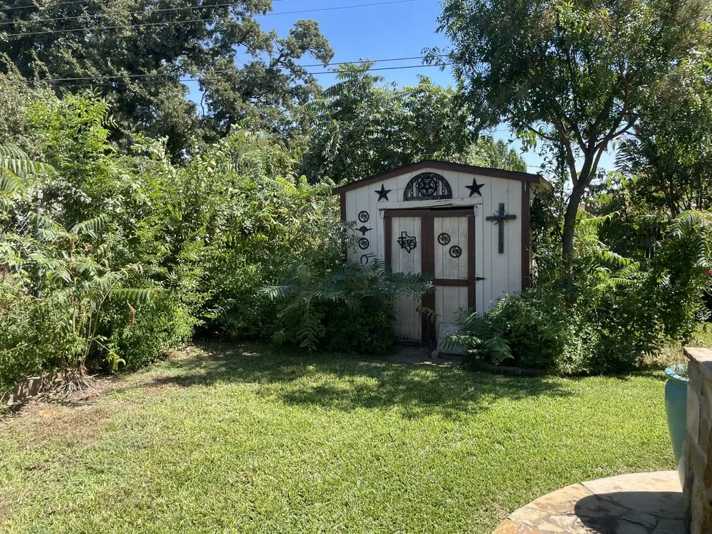 Trusted yard cleanup service for residential properties in Bedford, TX by Leo’s Landscape & Tree Service