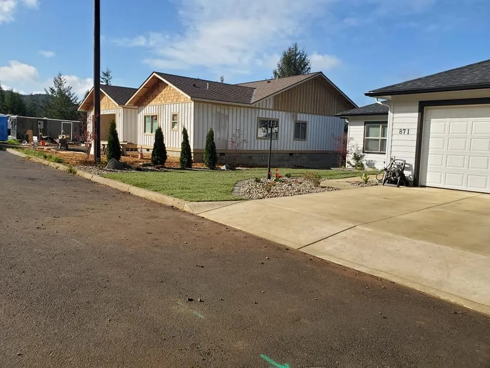 Top-rated landscape design for year-round maintenance in Pasco, WA by Leo's Landscaping