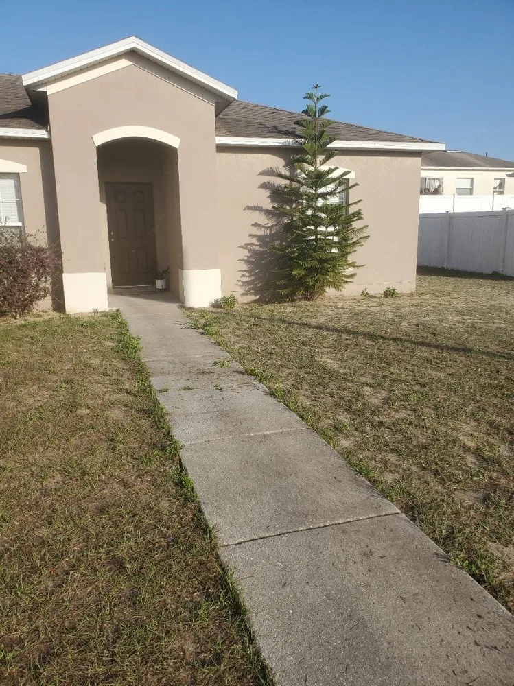 Top-rated lawn mowing service in Kissimmee, FL by Levi L