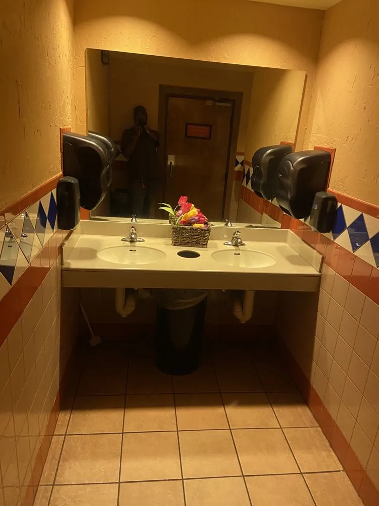 Expert garden landscaping with custom design in Jackson, MS by Lewis Cleaning and Lawn Service