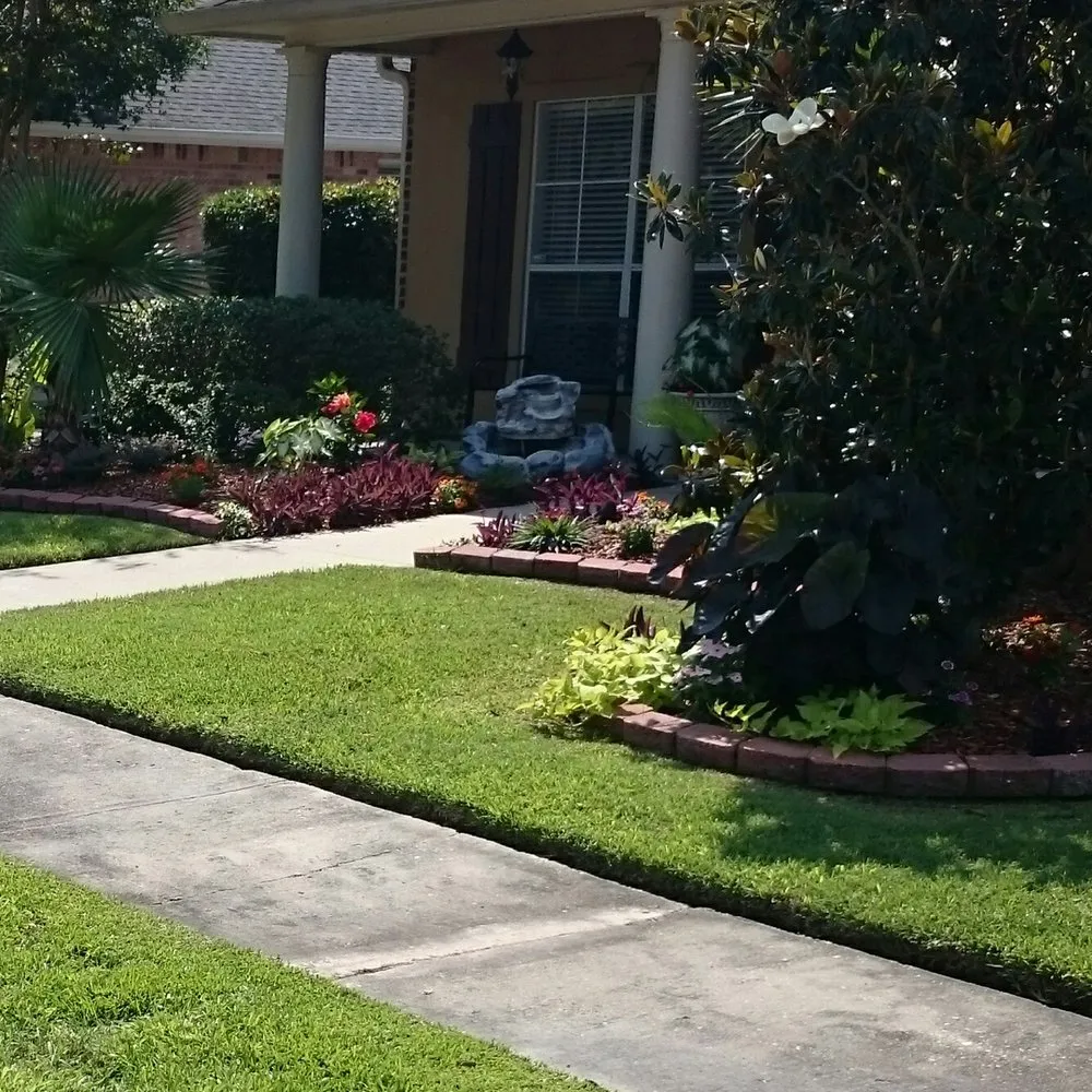 Top-rated lawn mowing service in Baton Rouge, LA by Lewis Landscaping