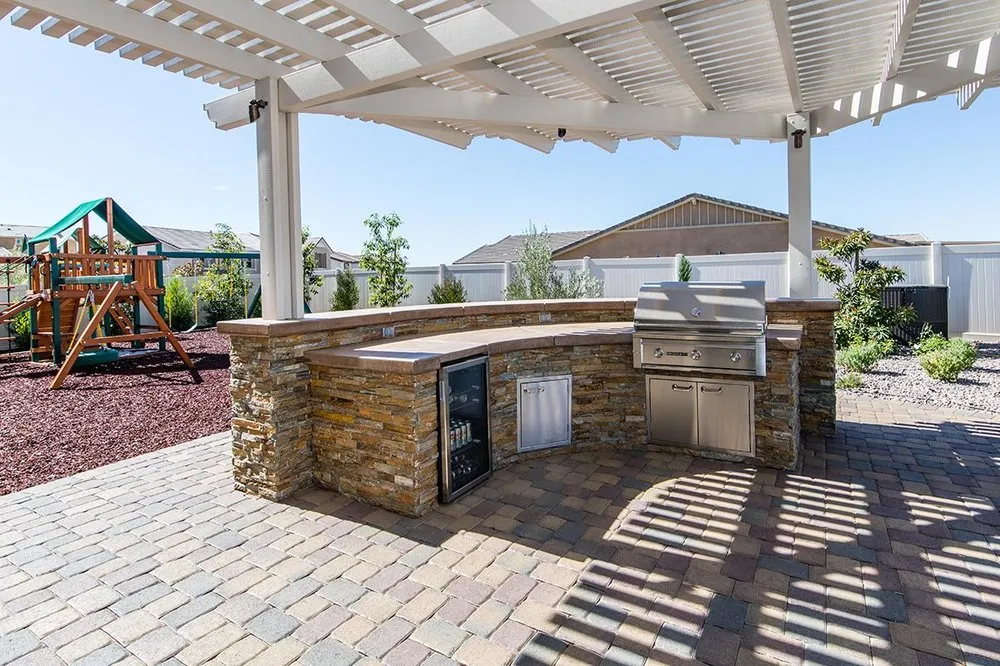 Reliable yard maintenance with custom design across Temecula, CA - Lexington Homes