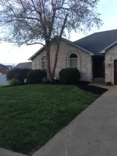 Custom landscaping services for residential properties in Louisville, KY by Lexon