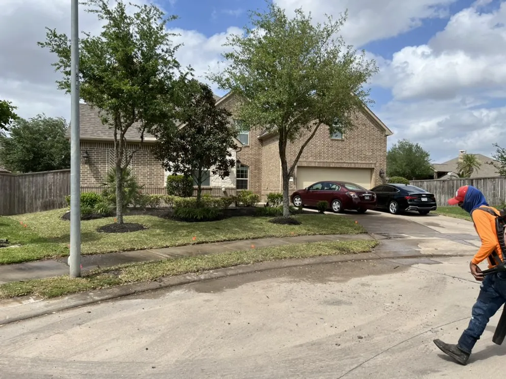 Trusted lawn mowing service experts serving Brookshire, TX - L&G landscaping