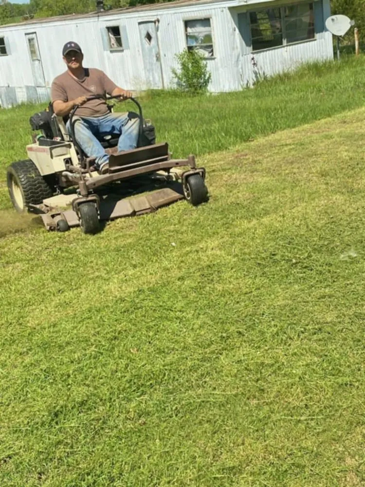 Reliable lawn mowing service in Eldridge, MO - Lg Lawn Mowing & Yard Service