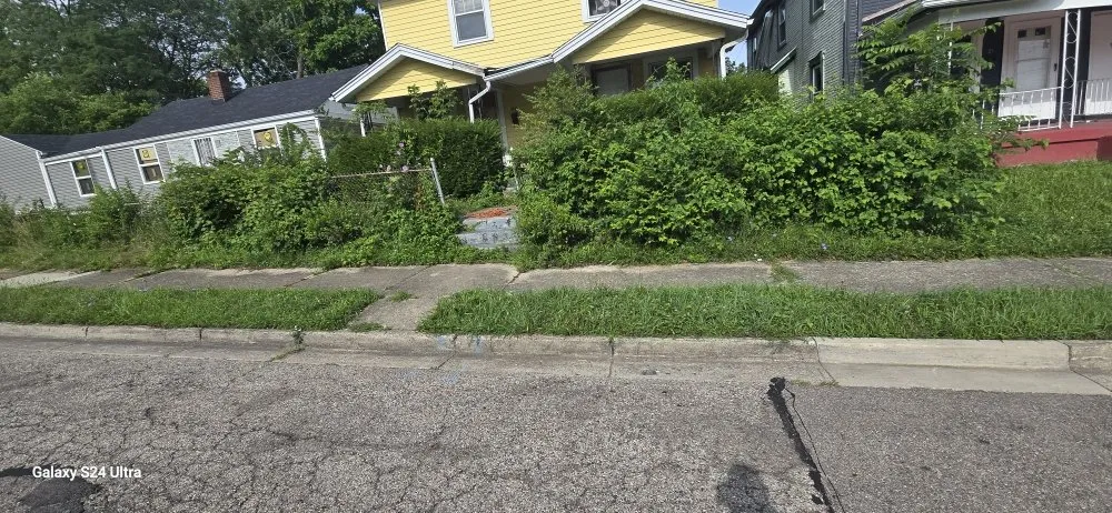 Custom yard maintenance in Dayton, OH by Liggins Lawncare and Power Washing