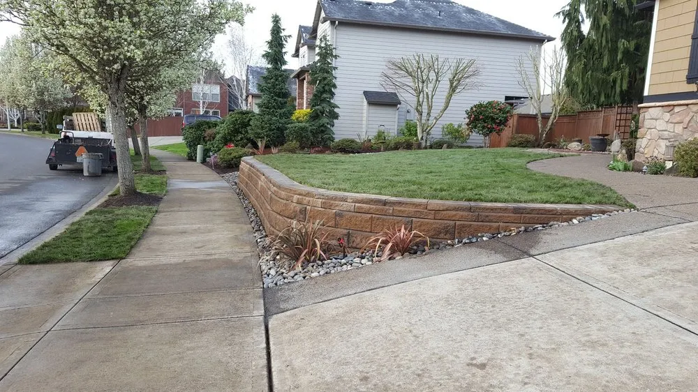 Top-rated lawn mowing service experts serving Ridgefield, WA - Lightning Landscaping