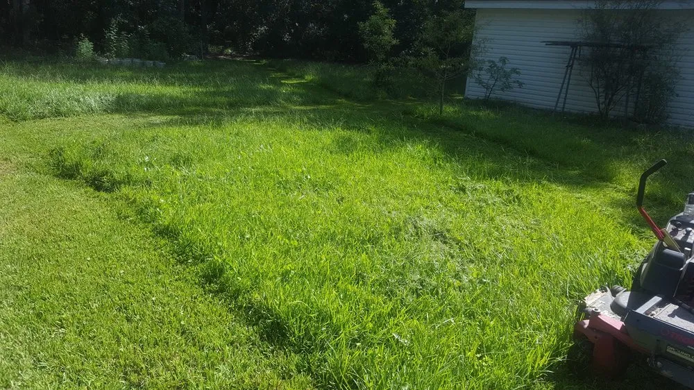 Local lawn mowing service in Daphne, AL by Lil Dre