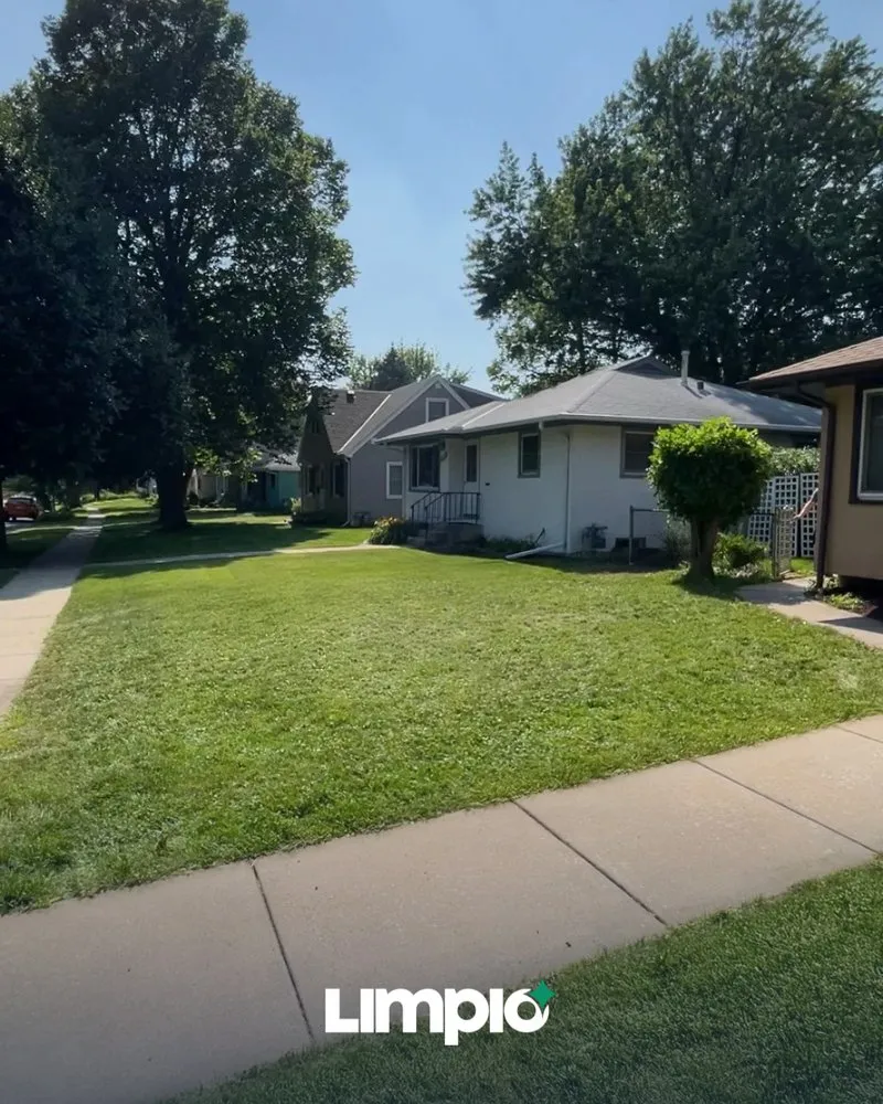 Local lawn mowing service for year-round maintenance across Minneapolis, MN - Limpio