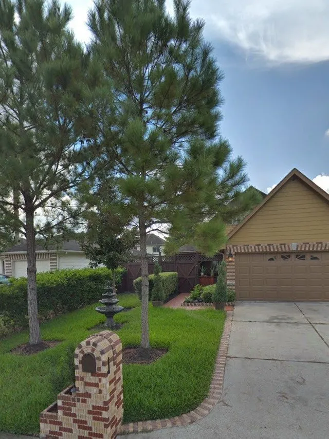 Custom residential landscaping in Houston, TX - Lince Lawn Service