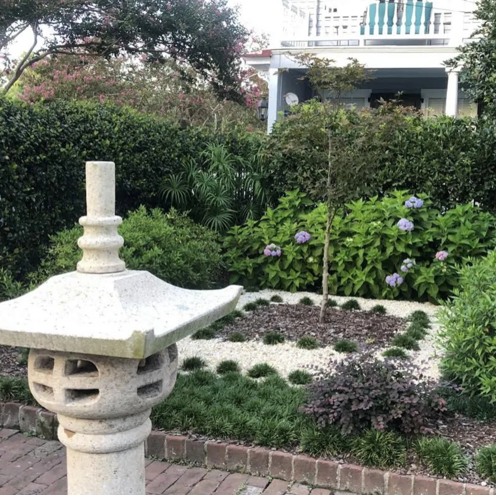 Reliable lawn care service experts serving Mount Pleasant, SC - Linda Greenberg Landscape & Design