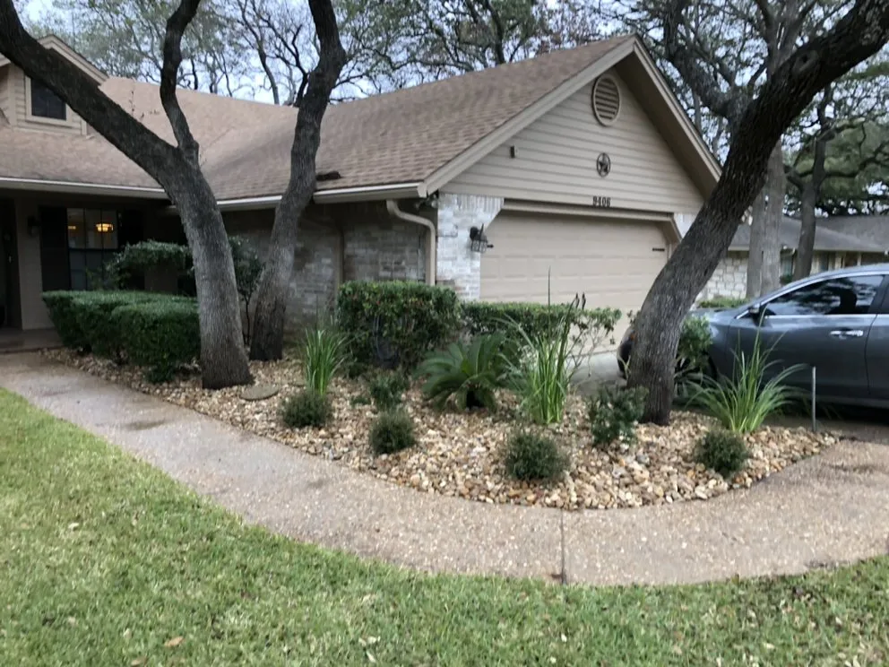Affordable garden landscaping in Elgin, TX by Linda Vista Landscaping & Maintenance